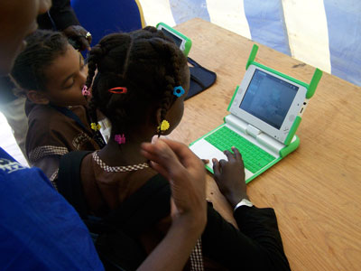 Enfants qui regardent des cours sur internet