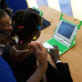 Enfants qui regardent des cours sur internet